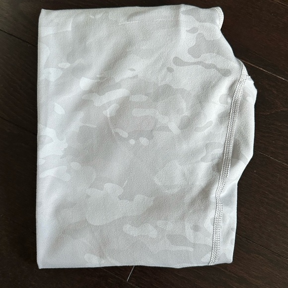 ⚡️2/$25⚡️ TNA Aritzia Light White and Gray Camouflage Leggings | NWOT | XS - Picture 5 of 6